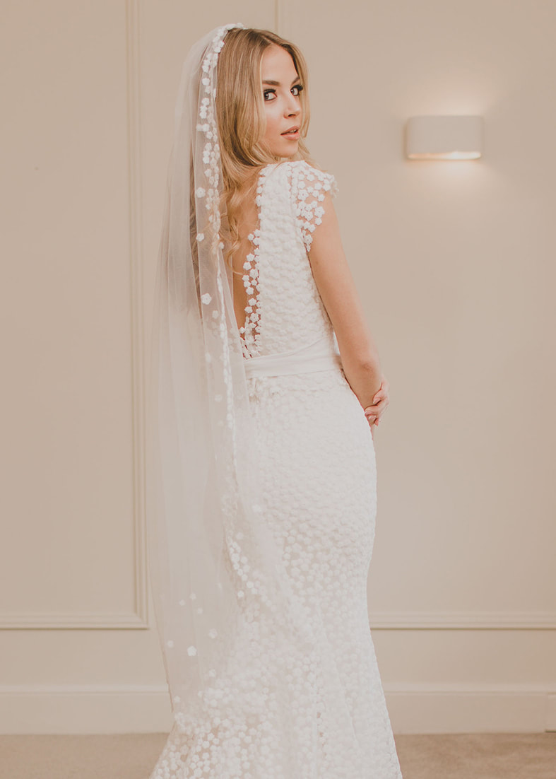 Tulle veil with embroidered edging detail