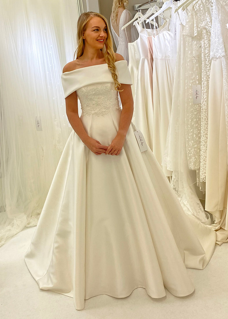 Wide off the shoulder detachable Bardot collar worn over our full skirted strapless Monroe gown
