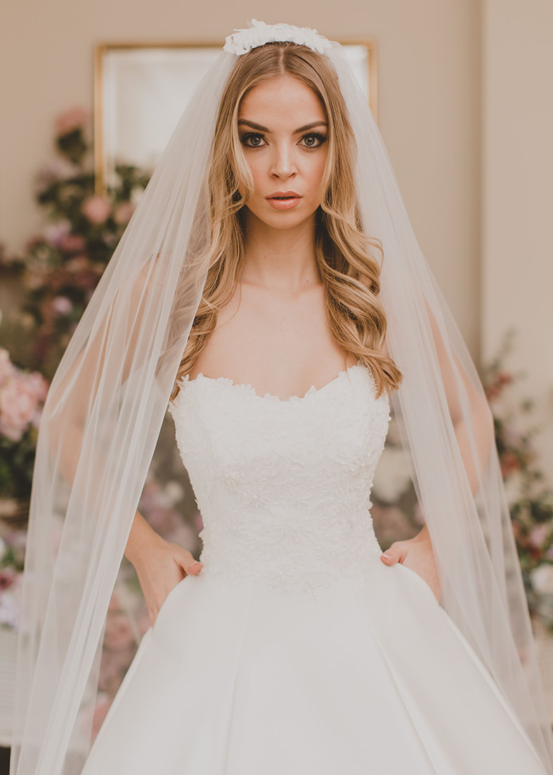 Bridal veil with lace comb detail