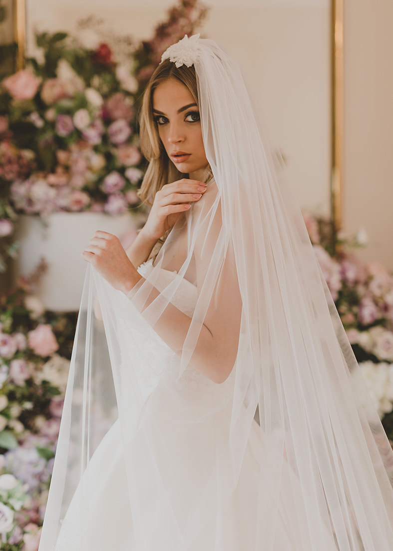 tulle wedding veil with lace comb detail