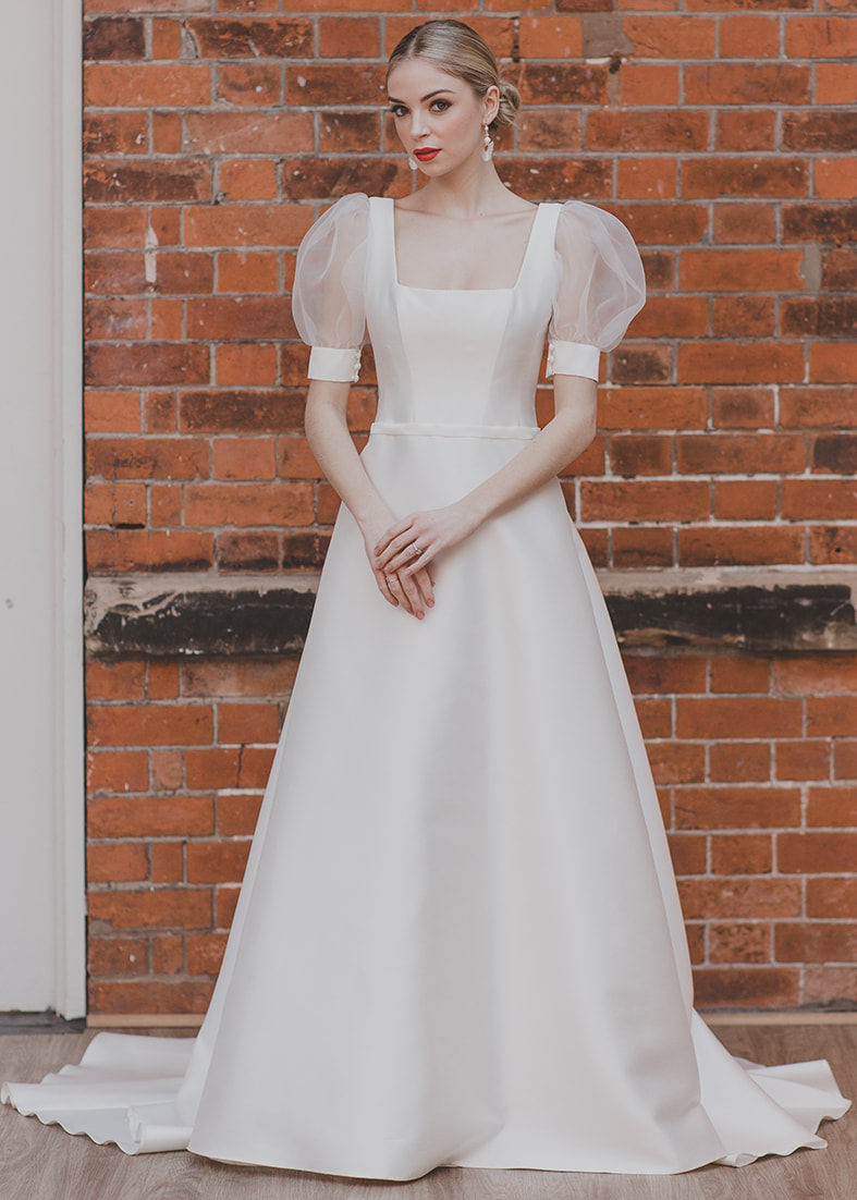 Dreamy wedding dress with detachable sleeves and low v back