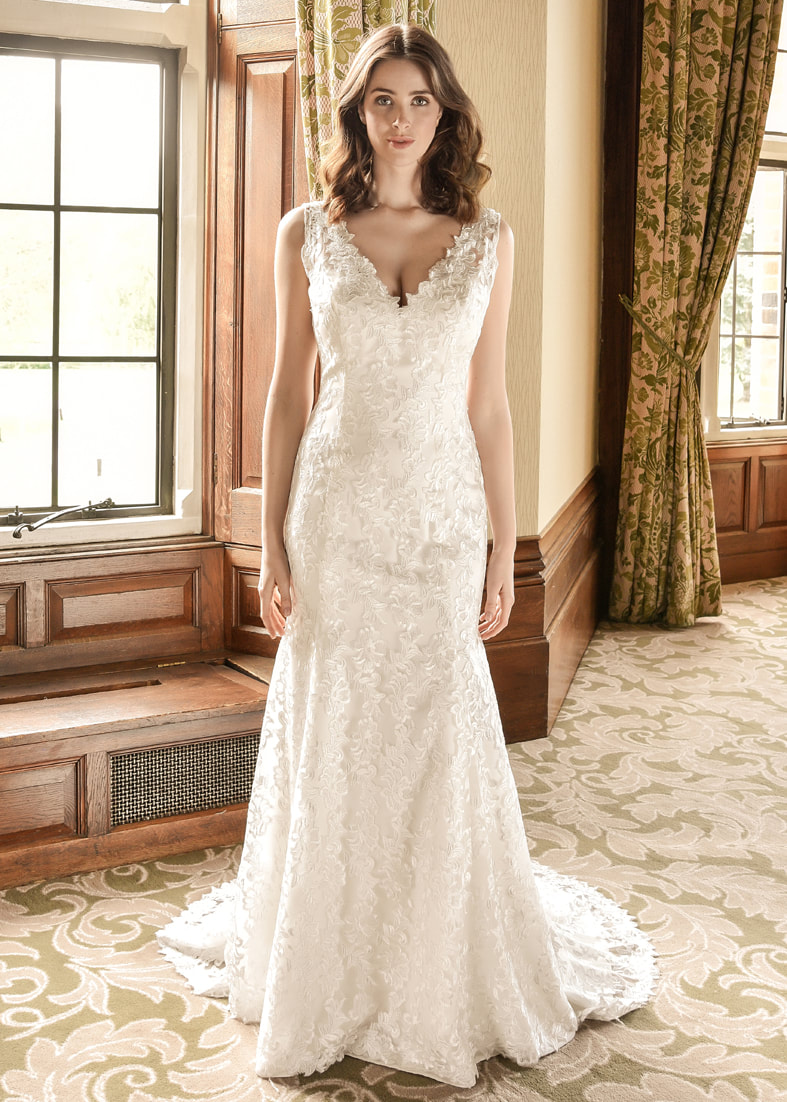 Embroidered tulle fishtail wedding dress with a v neck