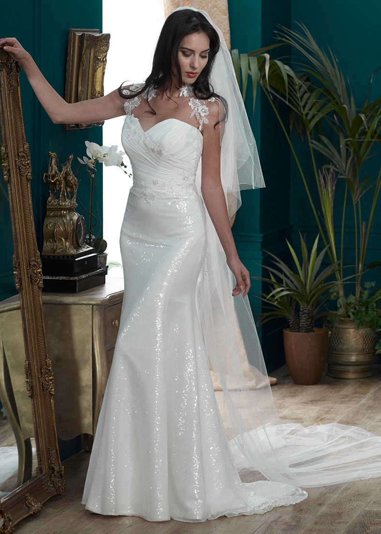Fitted sweetheart neckline wedding dress with short train